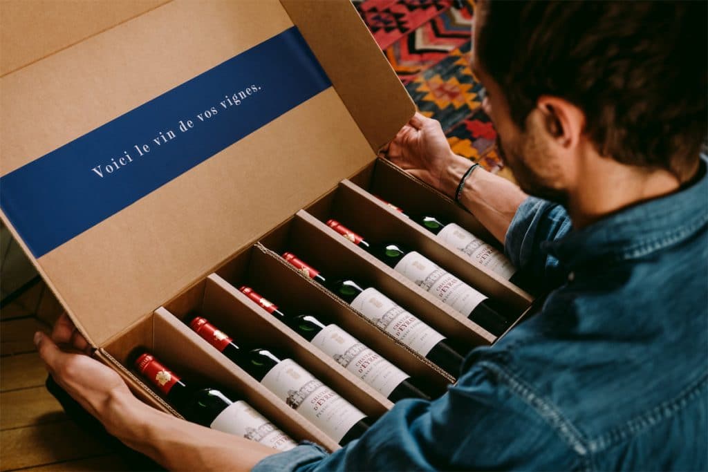 Une caisse avec des bouteilles de vin personnalisée