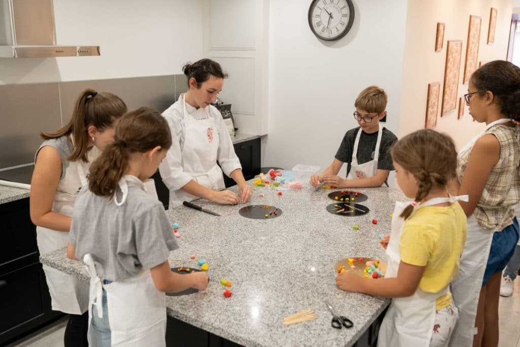 Un atelier de pâtisserie pour les enfants